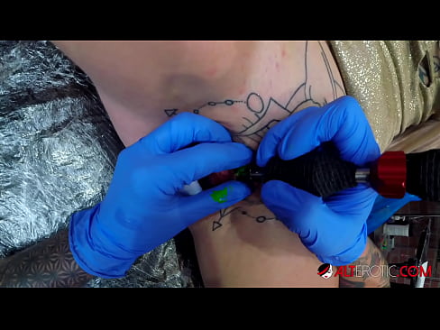 ❤️ Sully Savage mai tsananin jarfa ta yi tattoo a kan kwarin ta ❌ Ingantacciyar batsa