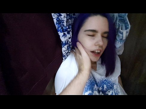 ❤️ Ya sami kanwata a cikin kabad ya taimaka mata ❌ Ingantacciyar batsa